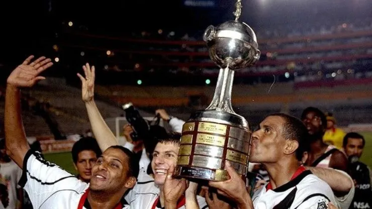 Jogadores do Vasco com a taça da Libertadores da América 1998 - Foto: Reprodução/O Globo