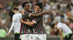 Jhon Arias, jogador do Fluminense, comemora com Germán Cano durante partida contra o América-MG, pelo Campeonato Brasileiro de 2023. Foto: Thiago Ribeiro/AGIF.