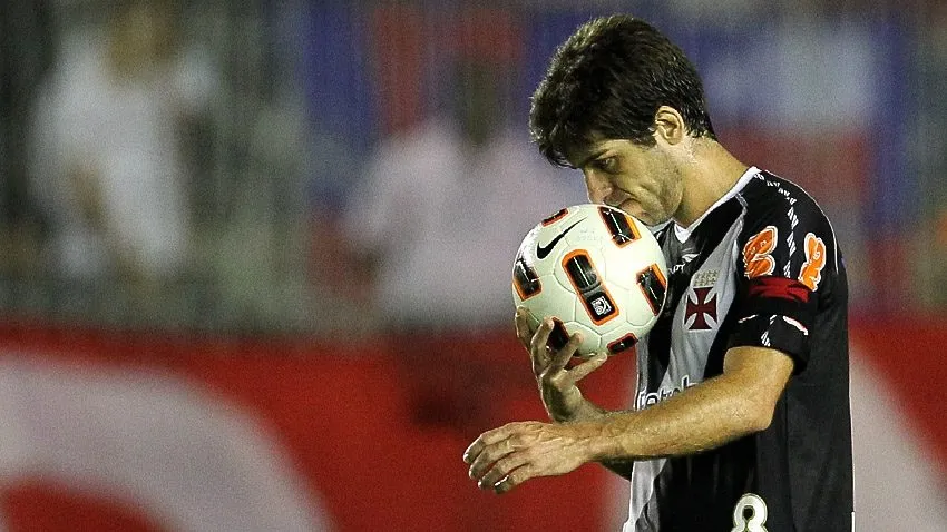 Juninho Pernambucano antes de batida de falta pelo Gigante da Colina. Foto: Marcelo Sadio.