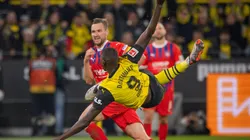 Serhou Guirassy finaliza a gol pelo Borussia Dortmund. Foto: Sipa US / Alamy Stock Photo
