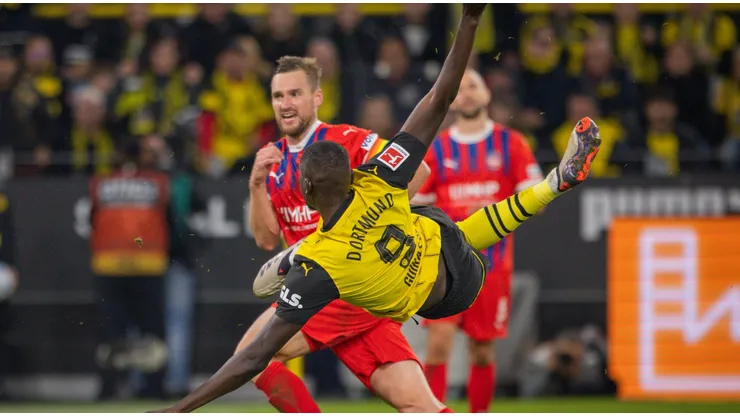 Serhou Guirassy finaliza a gol pelo Borussia Dortmund. Foto: Sipa US / Alamy Stock Photo