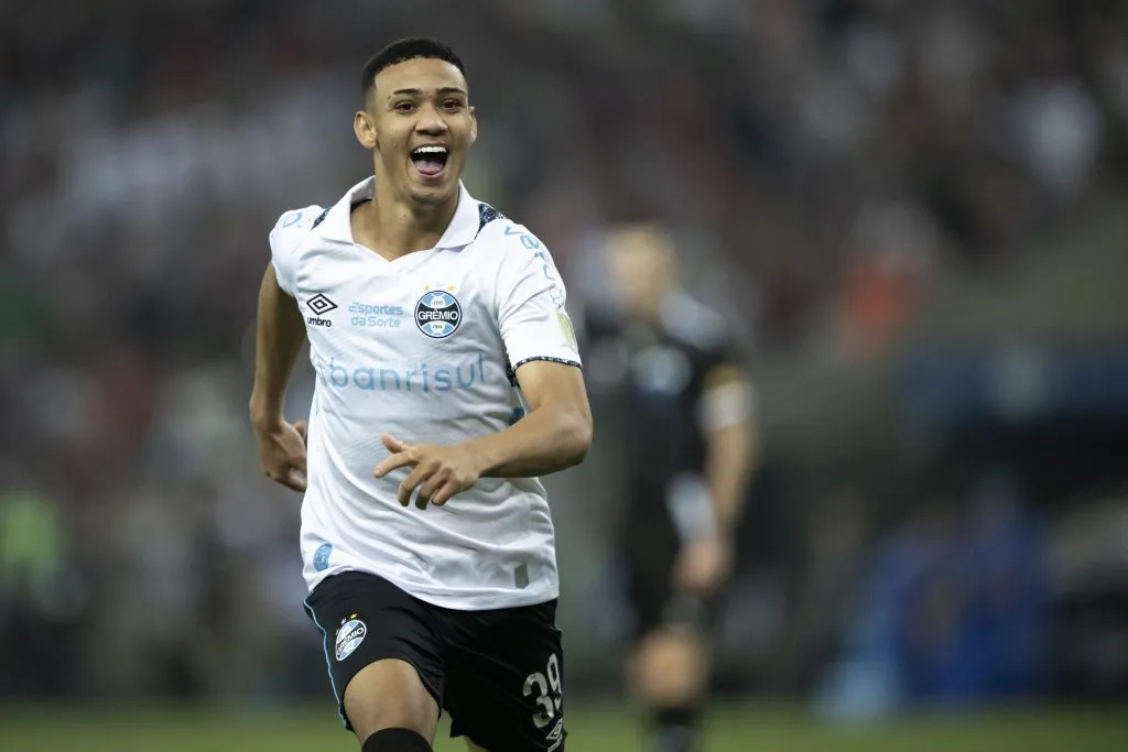 Gustavo Nunes, em 2024, com a camisa do Grêmio – Foto: Jorge Rodrigues/AGIF