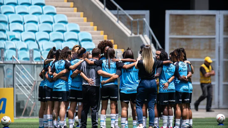 Atletas do Grêmio reunidas antes da partida pelo Campeonato Gaúcho
