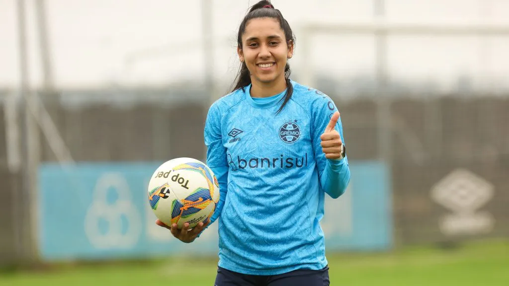 Natalia Barros durante treinamento do Grêmio