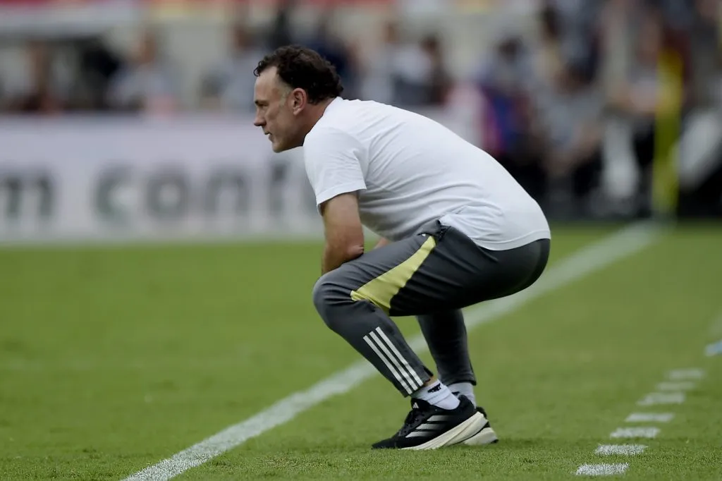 RJ – RIO DE JANEIRO – 03/11/2024 – COPA DO BRASIL 2024, FLAMENGO X ATLETICO-MG – Gabriel Milito tecnico do Atletico-MG durante partida contra o Flamengo no estadio Maracana pelo campeonato Copa Do Brasil 2024. Foto: Alexandre Loureiro/AGIF