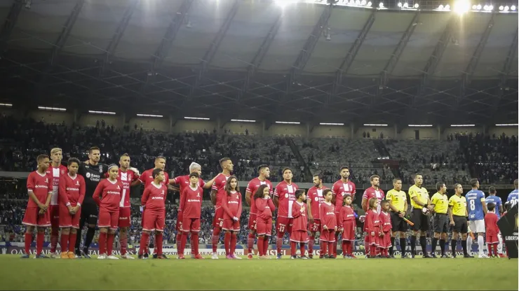Jogadores do Huracan posam para foto na partida contra Cruzeiro - Foto: Thomas Santos/AGIF