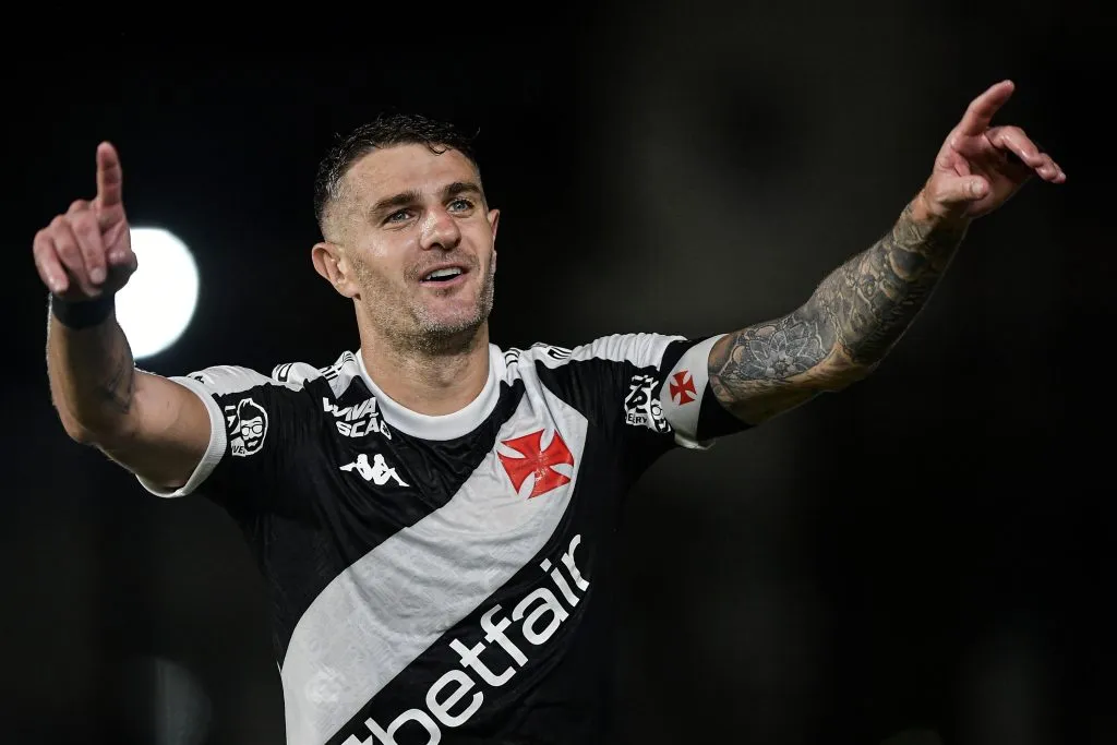 Vegetti comemora seu gol contra o Santos, pelo Brasileirão. Foto: Thiago Ribeiro/AGIF