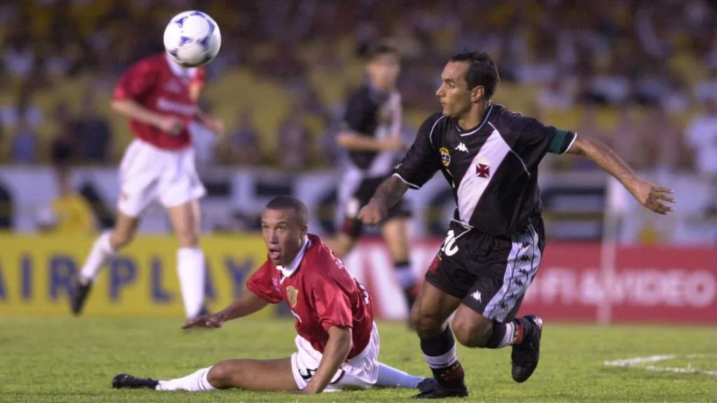 Edmundo no duelo entre Vasco e Manchester United-ING, pelo Mundial de Clubes do ano 2000. Foto: Shaun Botterill/Getty Images.