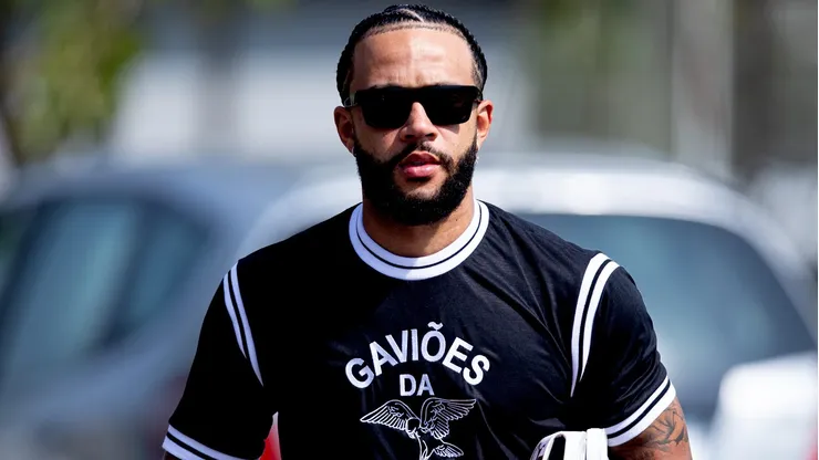 Memphis Depay chega no treino com o manto da Gaviões da Fiel