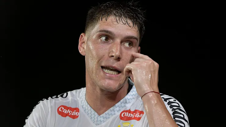 Má atuação diante do Vasco pode custar vaga de Rollheiser entre os titulares do Peixe na próxima rodada do BR-25