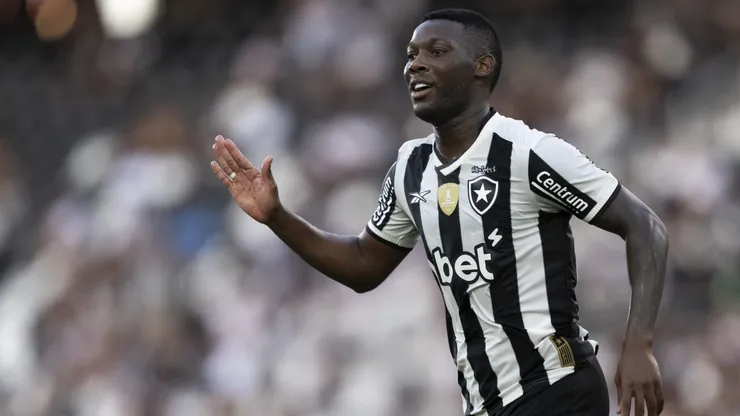 Patrick de Paula celebra bom momento no Botafogo. Foto: Jorge Rodrigues/AGIF