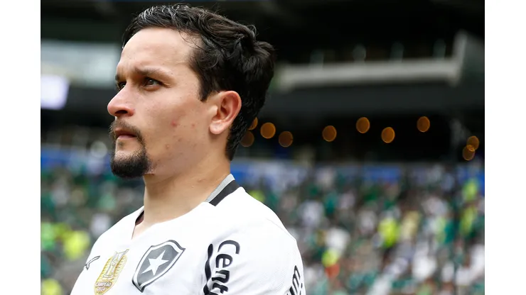 Artur está fora do time titular contra a La U e Botafogo vai com Santi Rodríguez e Matheus Martins