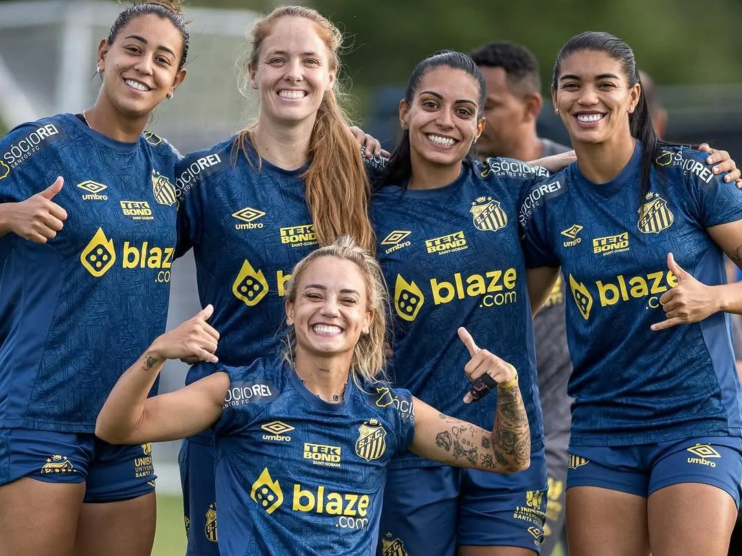 Thaisinha comemora com o elenco mais um treino coletivo concluído com foco na estreia do Brasileirão.Foto: Reinaldo Campos/Santos FC