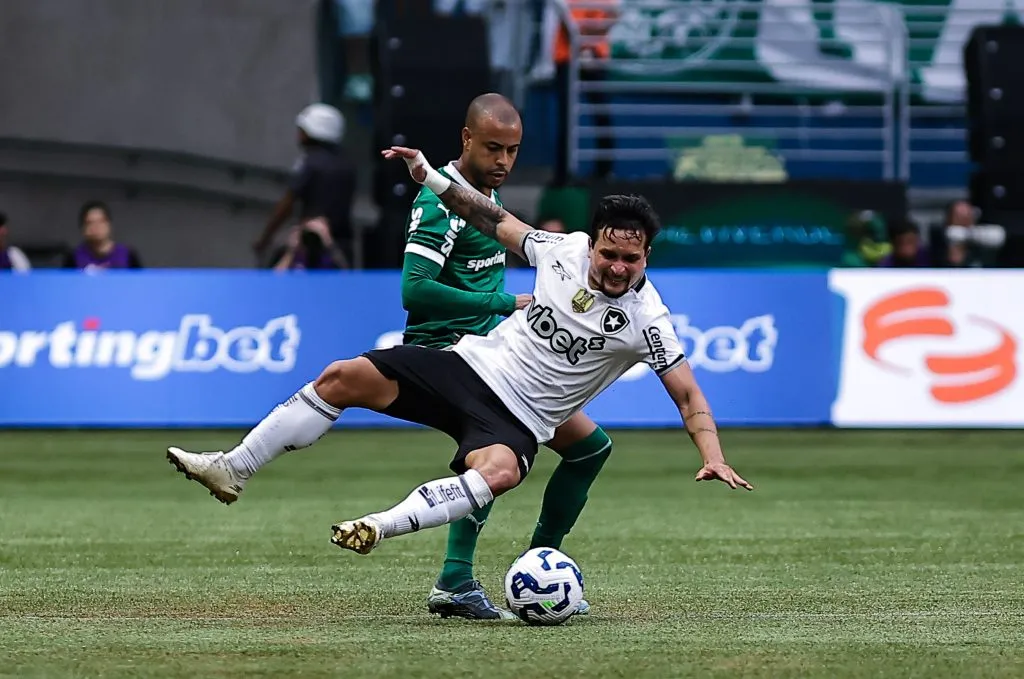 Mayke jogador do Palmeiras disputa lance com Artur jogador do Botafogo – Foto: Fabio Giannelli/AGIF