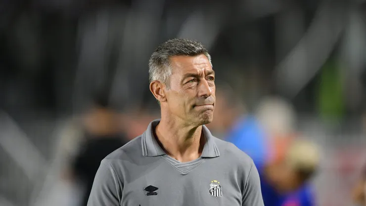 Pedro Caixinha técnico do Santos durante partida contra o Vasco no estadio Sao Januario pelo campeonato Brasileiro A 2025. Foto: Thiago Ribeiro/AGIF