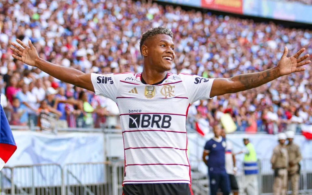 Matheus Franca jogador do Flamengo comemora seu gol durante partida contra o Bahia no estadio Arena Fonte Nova pelo campeonato BRASILEIRO A 2023. Foto: Renan Oliveira/AGIF