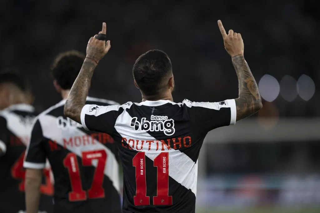 Coutinho, jogador do Vasco comemora seu gol – Foto: Jorge Rodrigues/AGIF