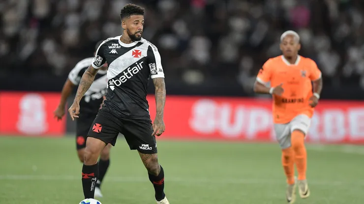Paulinho, jogador do Vasco e seu companheiro de equipe Paulo Henrique foram alvo de críticas após falhas na estreia da Sul-Americana
