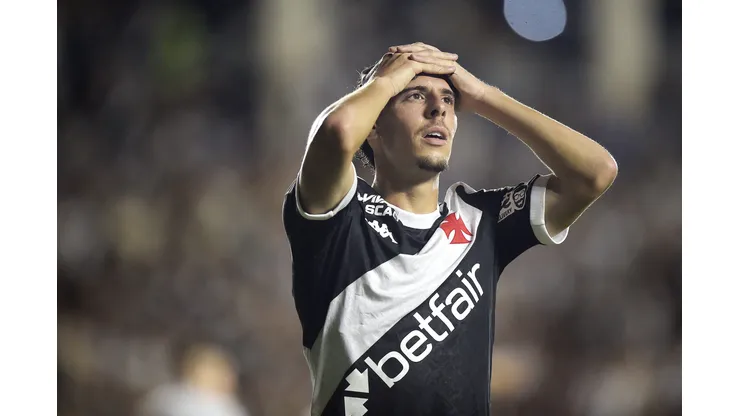 RJ - RIO DE JANEIRO - 30/03/2025 - BRASILEIRO A 2025, VASCO X SANTOS - Nuno Moreira jogador do Vasco lamenta durante partida contra o Santos no estadio Sao Januario pelo campeonato Brasileiro A 2025. Foto: Alexandre Loureiro/AGIF