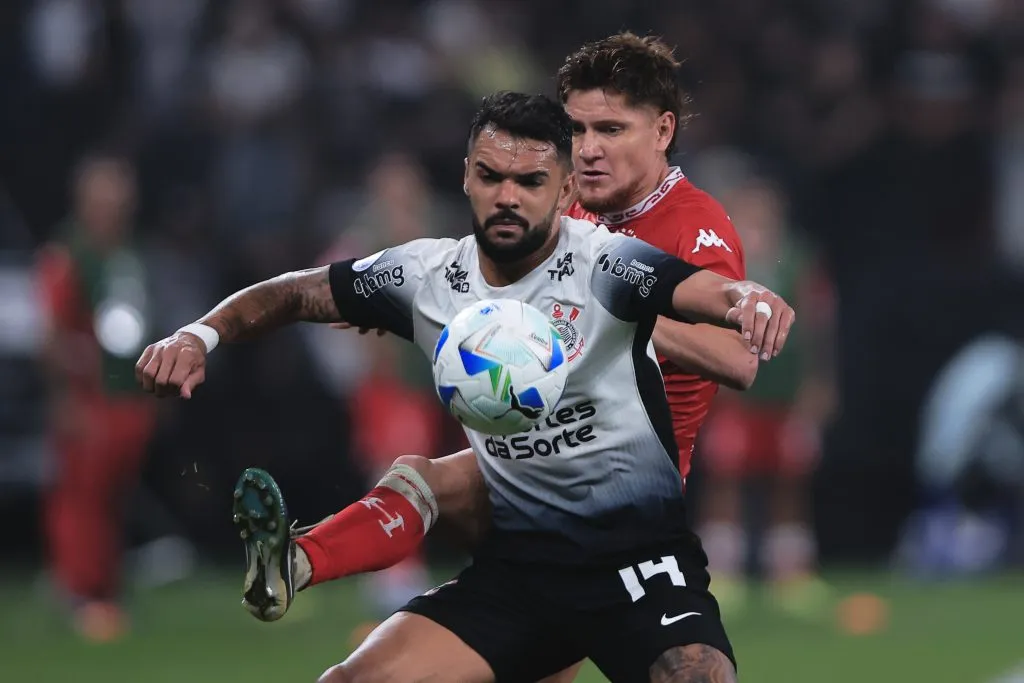 Raniele jogador do Corinthians disputa lance com Gil jogador do Huracan – Foto: Ettore Chiereguini/AGIF