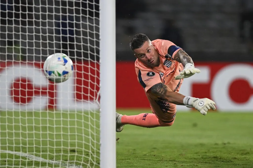 O goleiro Herrera até tentou, mas não evitou o gol de Alisson, do São Paulo. Foto: Hernan Cortez/Getty Images.