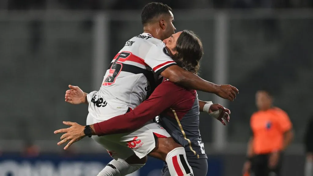 Alisson comemora com Zubeldía o gol da vitória do São Paulo sobre o Talleres na Libertadores.