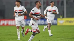 Alisson comemora com Zubeldía o gol da vitória do São Paulo sobre o Talleres na Libertadores.