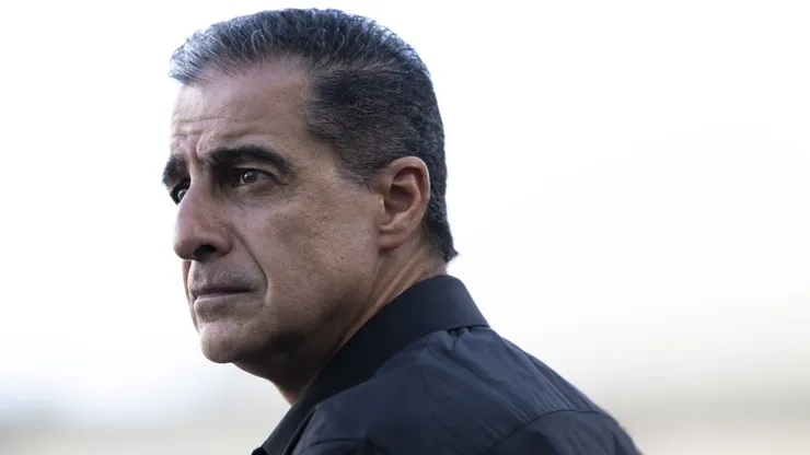 Torcida do Botafogo cobra explicações do técnico do Botafogo, Renato Paiva após insistência no atacante Matheus Martins