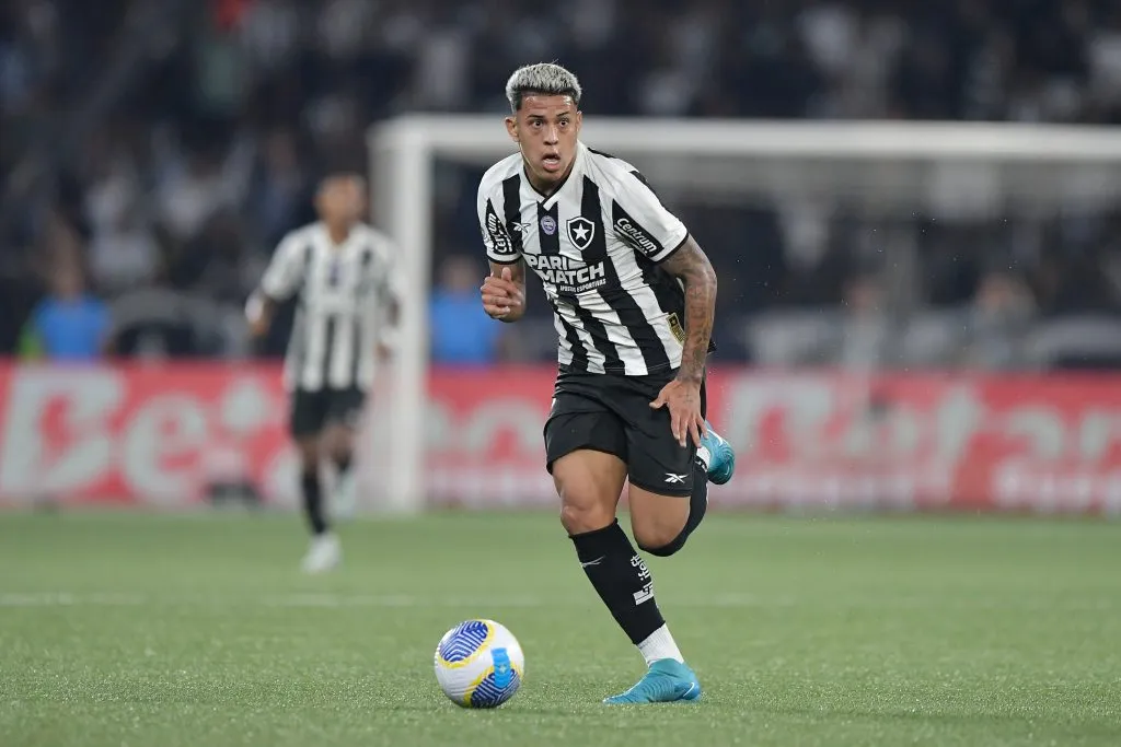 Matheus Martins, jogador do Botafogo causa indignação na torcida após falhas na estreia da Libertadores.  Foto: Thiago Ribeiro/AGIF