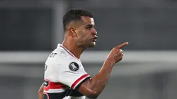 Alisson durante a comemoração do tento.