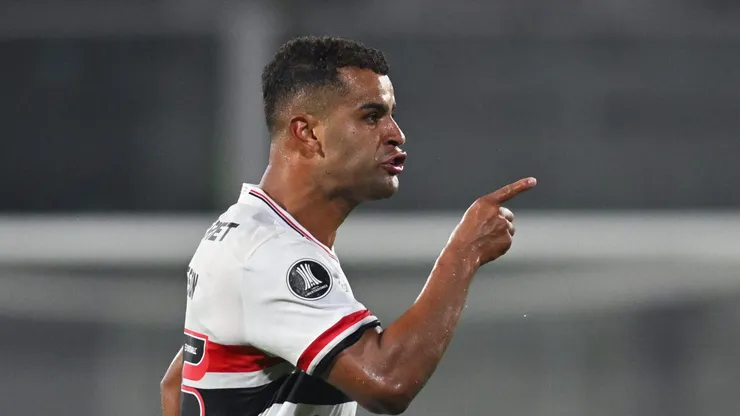 Alisson durante a comemoração do tento.