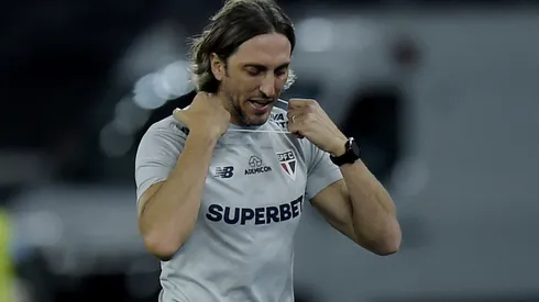 Luis Zubeldia técnico do São Paulo durante partida contra o Botafogo no estádio Engenhão pelo campeonato Copa Libertadores 2024. Foto: Alexandre Loureiro/AGIF