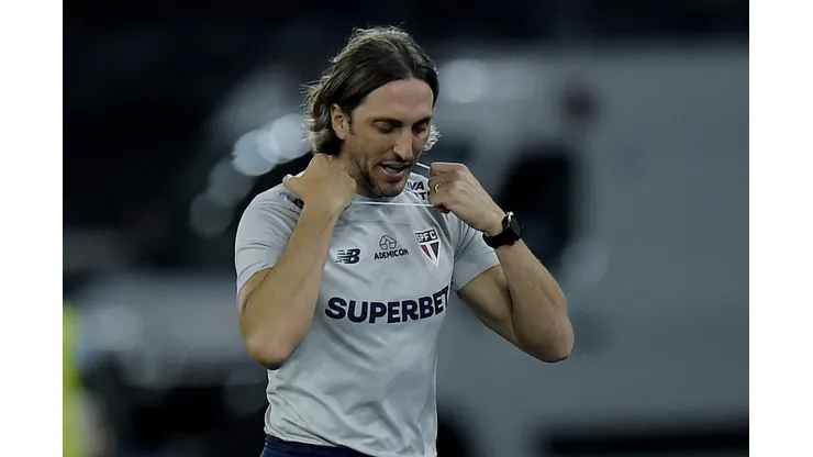 Luis Zubeldia técnico do São Paulo durante partida contra o Botafogo no estádio Engenhão pelo campeonato Copa Libertadores 2024. Foto: Alexandre Loureiro/AGIF