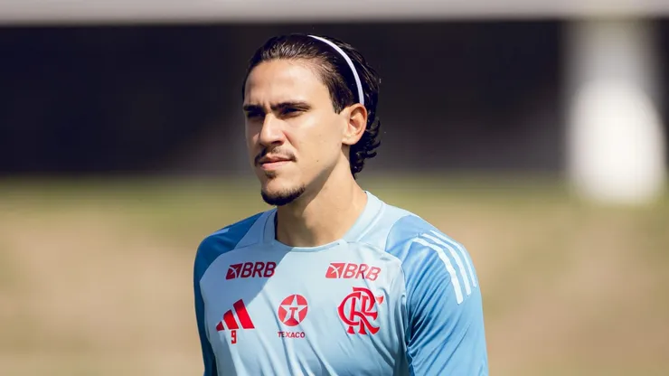 Pedro durante treino do Flamengo no Ninho