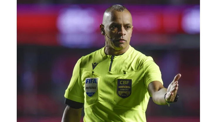 O árbitro Wilton Pereira Sampaio durante partida entre São Paulo e Vitoria no estádio Morumbi pelo campeonato Brasileiro A 2024. Foto: Anderson Romão/AGIF