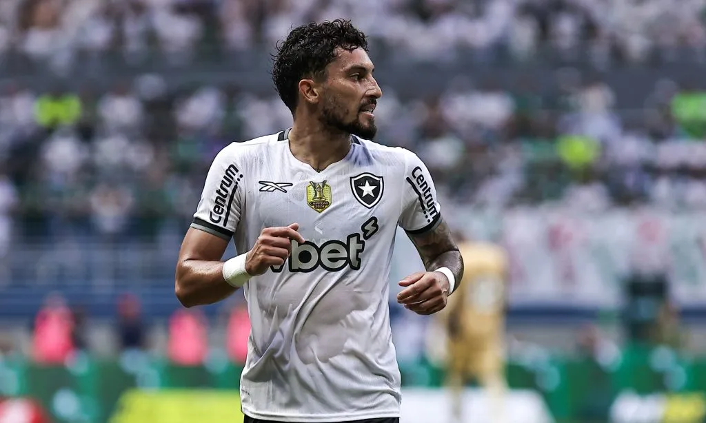 SP – SAO PAULO – 30/03/2025 – BRASILEIRO A 2025, PALMEIRAS X BOTAFOGO – Alex Telles jogador do Botafogo durante partida contra o Palmeiras no estadio Arena Allianz Parque pelo campeonato Brasileiro A 2025. Foto: Fabio Giannelli/AGIF