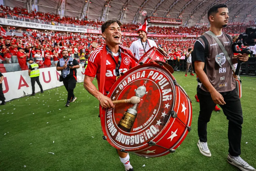 Bernabei comemorando o título gaúcho do Inter – Foto: Maxi Franzoi/AGIF