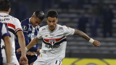 Ferreirinha disputando lance durante a estreia na Libertadores