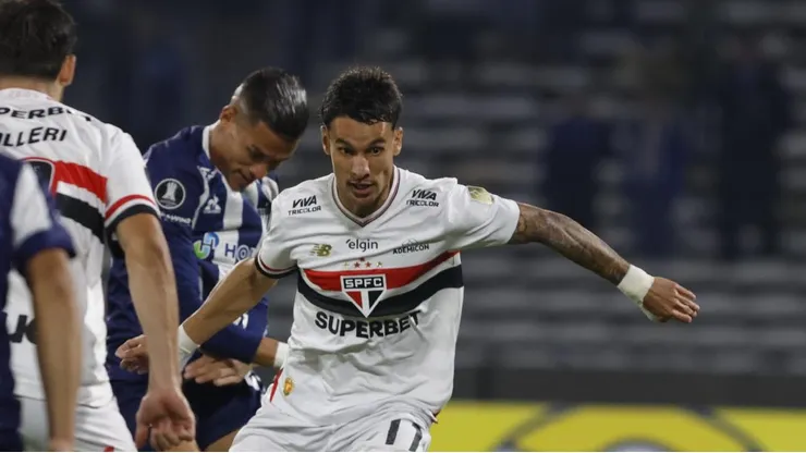 Ferreirinha disputando lance durante a estreia na Libertadores