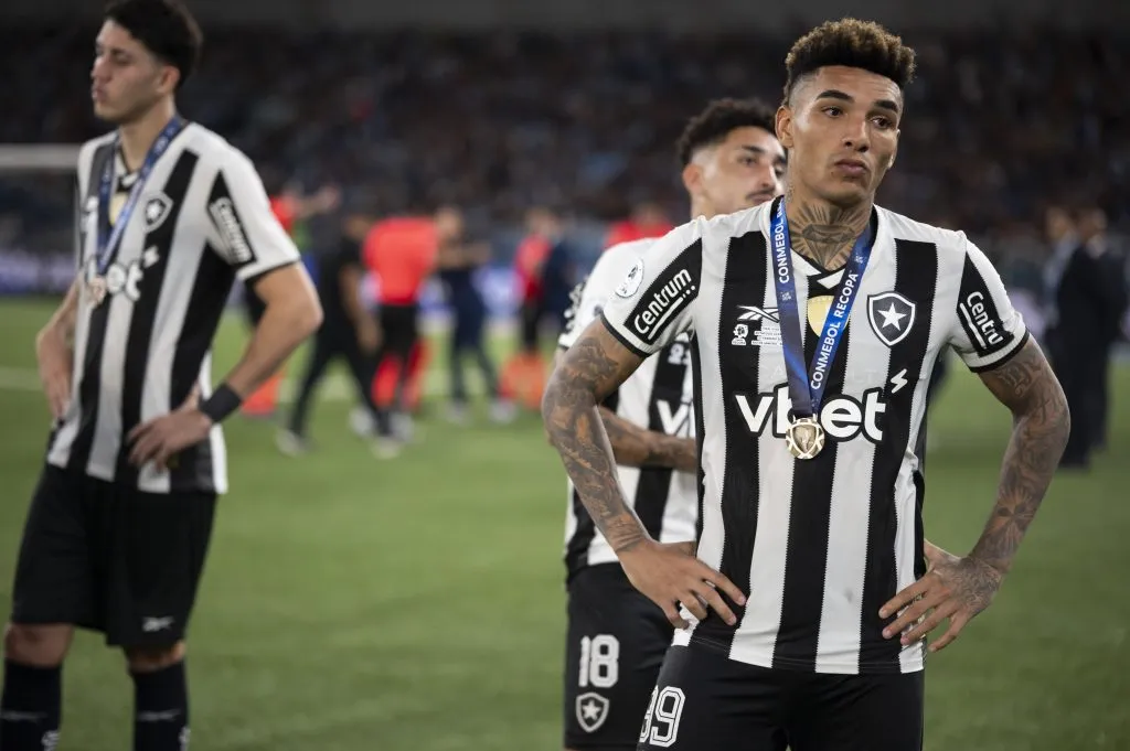 RJ – RIO DE JANEIRO – 27/02/2025 – RECOPA SUL-AMERICANA 2025, BOTAFOGO X RACING – Igor Jesus jogador do Botafogo lamenta apos partida contra o Racing no estadio Engenhao pelo campeonato Recopa Sul-americana 2025. Foto: Jorge Rodrigues/AGIF