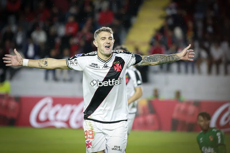 Vegetti comemora um de seus gols na partida. Foto: Matheus Lima/Vasco