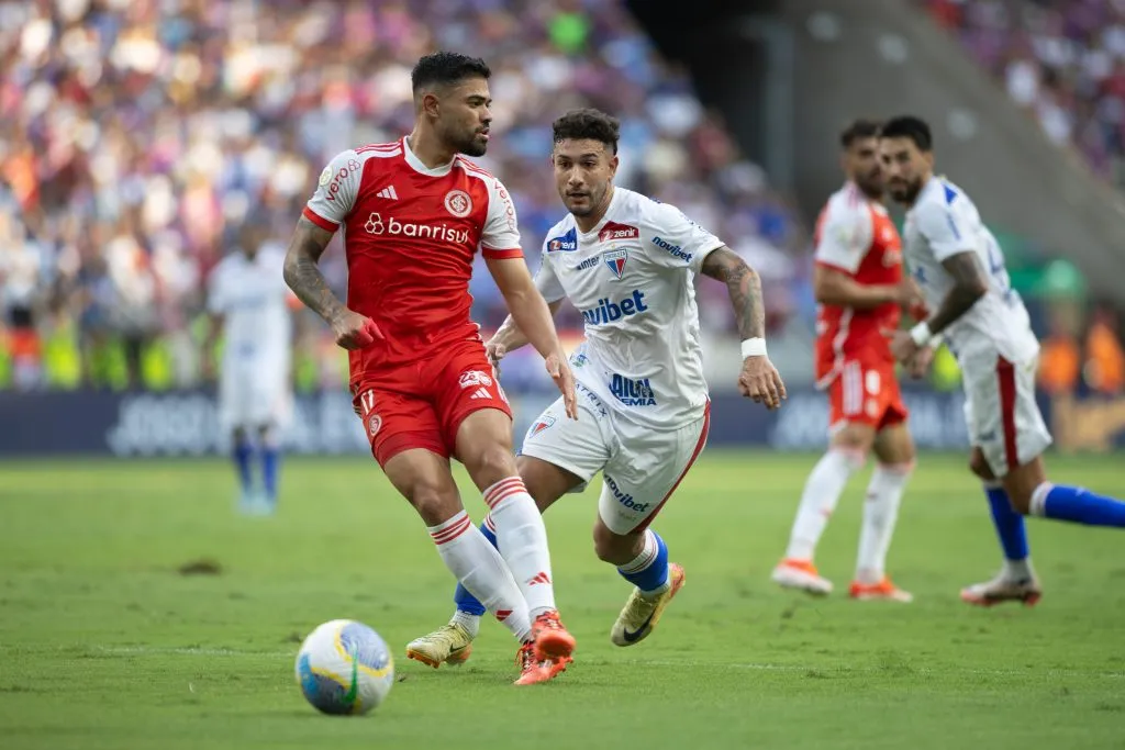 CE – FORTALEZA – 08/12/2024 – BRASILEIRO A 2024, FORTALEZA X INTERNACIONAL – Bruno tabata jogador do Internacional durante partida contra o Fortaleza no estadio Arena Castelao pelo campeonato Brasileiro A 2024. Foto: Baggio Rodrigues/AGIF