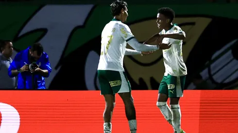 Estevao, jogador do Palmeiras, comemora seu gol com Richard Rios jogador da sua equipe durante partida contra o Guarani no estadio Brinco de Ouro pelo campeonato Paulista 2025. Foto: Marcello Zambrana/AGIF