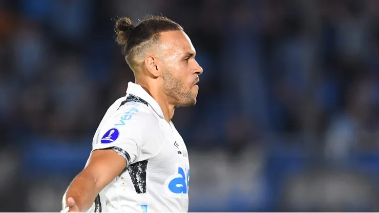 Braithwaite entrou no 2º tempo contra Sportivo Luqueño, mas precisou deixar campo por dores no tornozelo