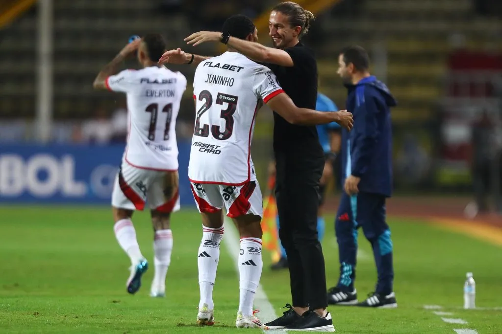 Filipe Luís e Juninho - Fotos: Gilvan de Souza/Flamengo