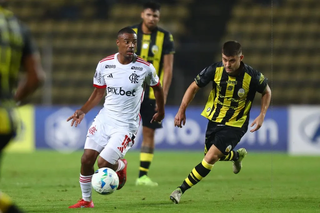 De La Cruz atuou como volante junto de Pulgar diante do Dep. Táchira e Flamengo ficou sem criação – Foto: Gilvan de Souza/CRF