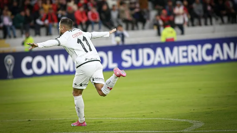 Coutinho comemora gol pelo Vasco. Foto: Vasco