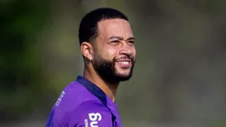 Memphis durante treino do Timão no Parque Ecológico