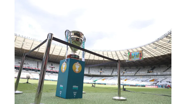 Vista da Taça de Campeão Mineiro 2025 no estádio Mineirão para partida entre América-MG e Atlético-MG pelo campeonato Mineiro 2025. Foto: Gilson Lobo/AGIF