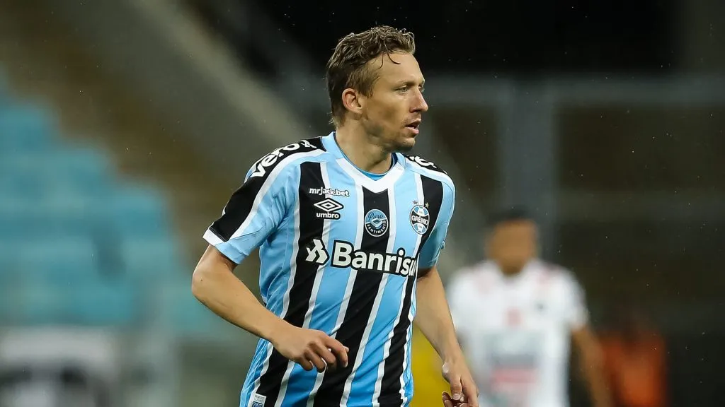 Lucas Leiva pelo Grêmio. Foto: Pedro H. Tesch/AGIF